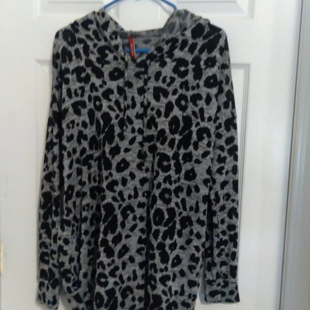BELLAMIE Women Animal Print Top With Hood